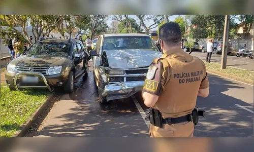 Após provocar acidente, motorista tira “cochilo” no carro