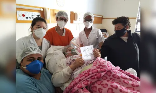 Após vencerem a covid, mãe e filha comemoram recuperação
