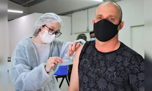 Arapongas vacina contra a Covid-19 pessoas com 34 anos