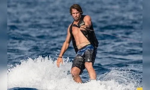 Ator é mordido por tubarão durante gravação de programa