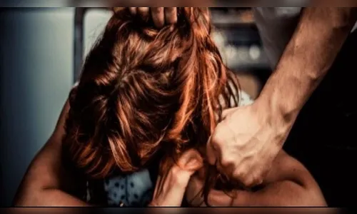 Bancária é arrastada pelo cabelo durante atendimento