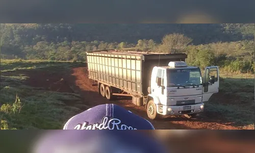 Bandidos roubam caminhão e motorista é feito refém