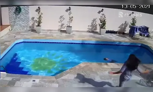 Bebê cai em piscina e consegue boiar até a chegada da mãe