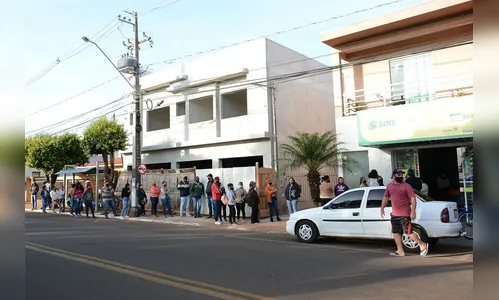 Busca por emprego atrai dezenas de pessoas em Sabáudia