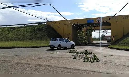 Cabo quase arrebenta na entrada de viaduto em Apucarana