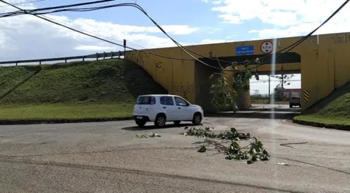 Cabo quase arrebenta na entrada de viaduto em Apucarana