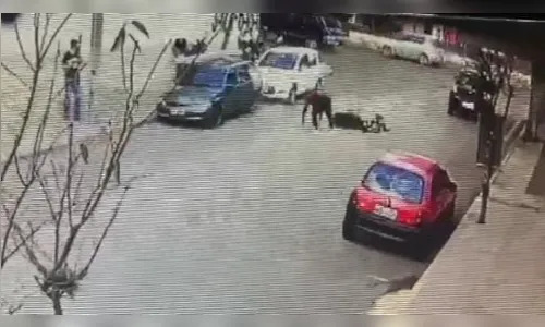 Caçamba derruba pedra e motos caem no asfalto; vídeo