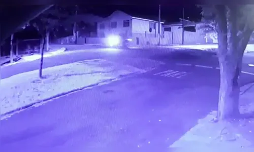 Câmera de segurança flagra acidente entre motos em Apucarana