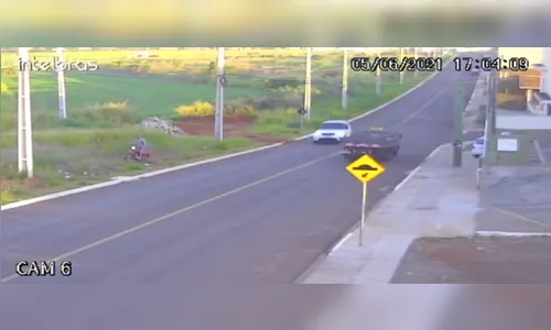Câmera de segurança flagra queda de moto em Apucarana; veja