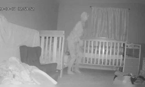 Câmera de segurança flagra vulto próximo a berço de crianças