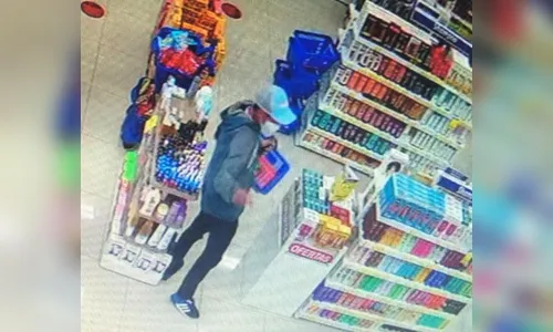Câmera flagra homem furtando farmácia em Apucarana; veja