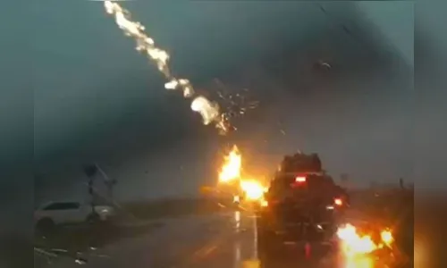 Câmera registra carro sendo atingido por raio; Vídeo