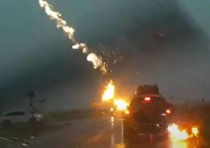 Câmera registra carro sendo atingido por raio; Vídeo