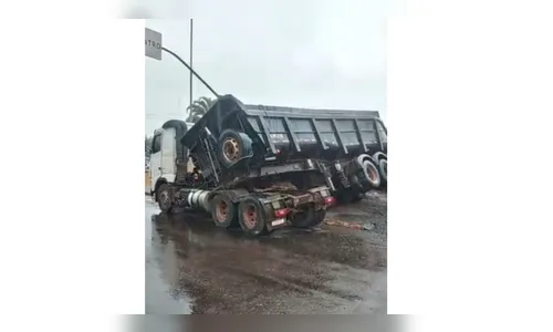 Caminhão é atingido por trem em Arapongas; vídeo