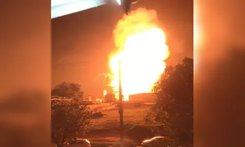 Caminhão explode em posto de combustíveis; veja