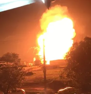 Caminhão explode em posto de combustíveis; veja