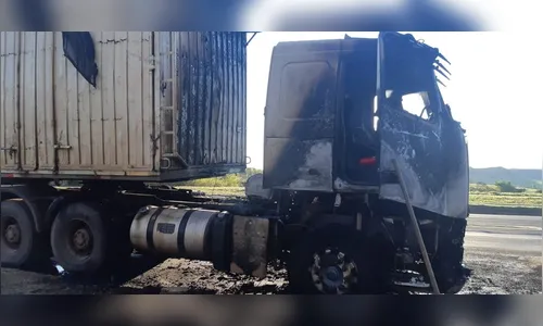 Caminhão pega fogo em rodovia do Paraná