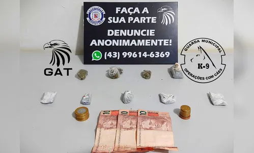 Cão de faro encontra drogas escondidas em terreno e sofá