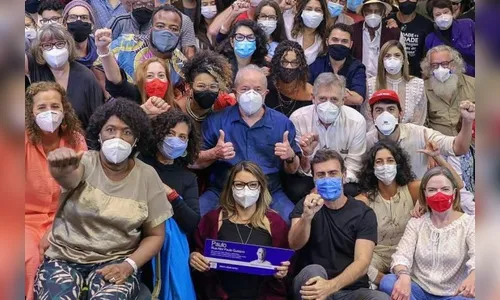 Carlos Bolsonaro ironiza foto de Lula: 'aglomeração do bem'