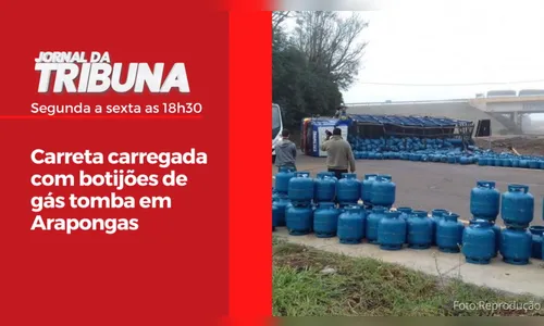 Carreta carregada com botijões de gás tomba em Arapongas