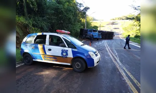 Carreta que tombou na Cristiano Kussmaul é retirada; veja