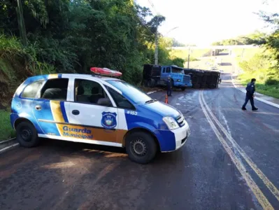 Carreta que tombou na Cristiano Kussmaul é retirada; veja