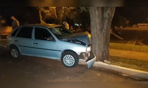 Carro atinge árvore no Pirapó e duas pessoas ficam feridas