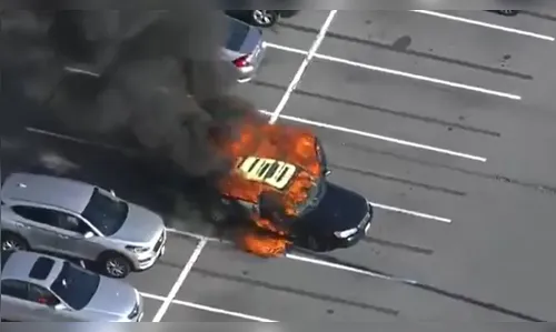 Carro pega fogo após motorista fumar e usar álcool em gel