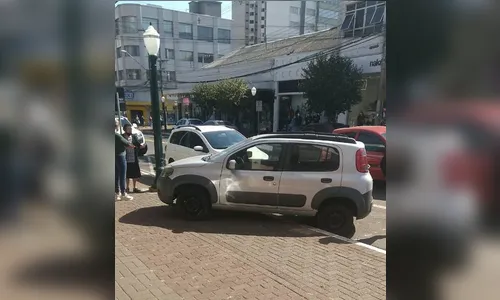 Carro quase invade loja no centro de Apucarana