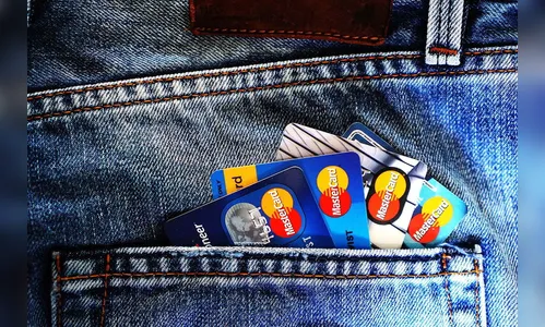 Casal de idosos tem cartões de crédito levados por golpista