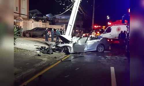 Casal fica ferido após bater BMW contra poste; Vídeo