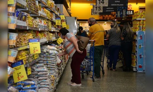 Cesta básica compromete metade do salário mínimo