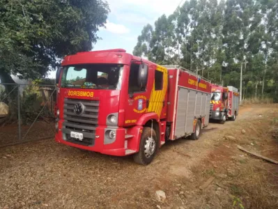 Chegando no local, os bombeiros perceberam que o incêndio estava concentrado em uma pequena tulha, próxima a residência da chácara. 