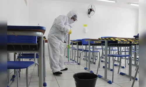 Colégios estaduais são fechados no PR após casos de Covid