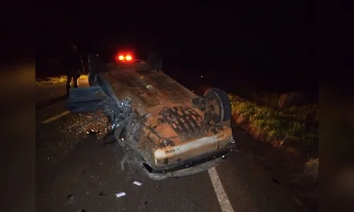 Colisão entre carro e caminhão resulta na morte de homem