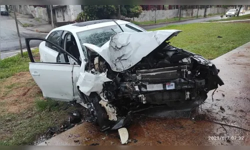 Colisão entre veículos é registrada na manhã desta segunda