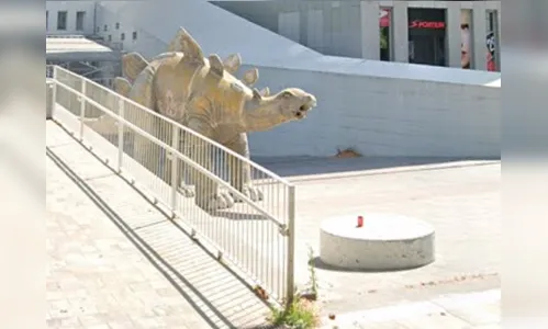 Corpo de homem é encontrado dentro de estátua de dinossauro