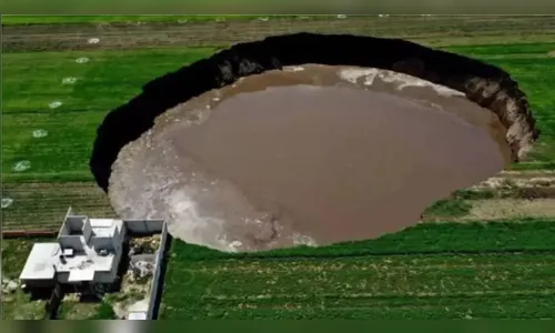 Cratera gigante ameaça engolir casas no México