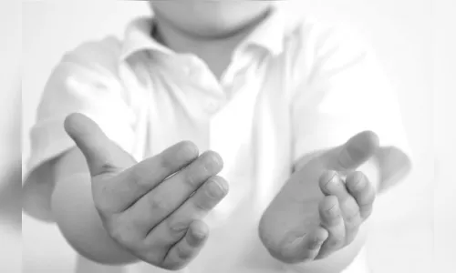 Criança sozinha vendendo balas chama atenção; PM é acionada