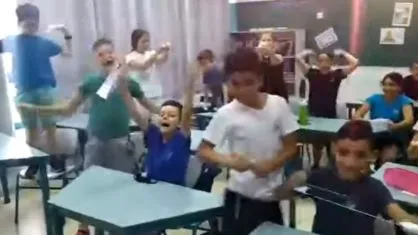 Crianças festejam ao poderem retirar máscara de proteção em escola