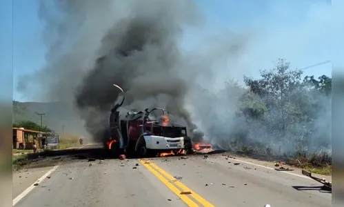 Criminosos explodem carro-forte; vídeo