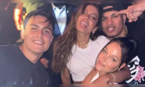 De férias, Dybala curte balada com Anitta em Miami