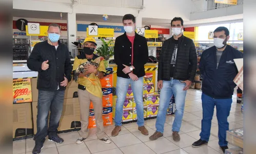 Dono do galo de Ivaiporã ganha materiais para construir casa