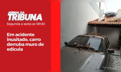 Em acidente inusitado, carro derruba muro de edícula