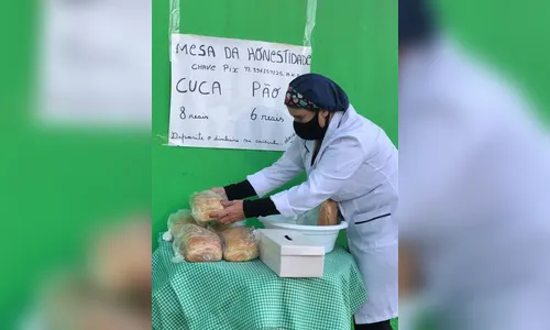 Entenda: Pedagoga cria mesa da honestidade para vender pães