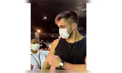 Ex-BBB 21 Arthur Picoli é vacinado contra covid-19