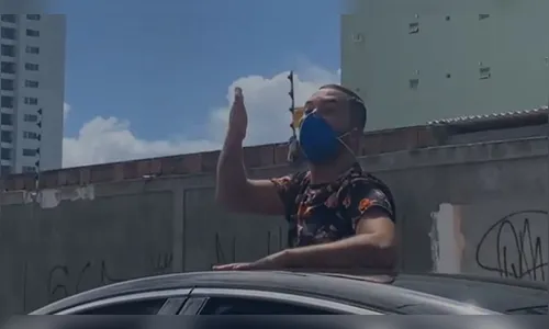 Ex-BBB Gil do Vigor circulou pelas ruas de Paulista, no Grande Recife, e mandou beijos para os fãs, neste sábado (8).