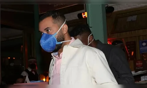 Ex-BBB Gil pede desculpas após flagra em jantar com famosos