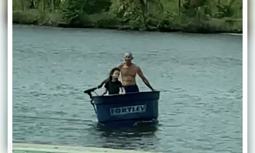 Família utiliza caixa d'água motorizada como lancha; Vídeo