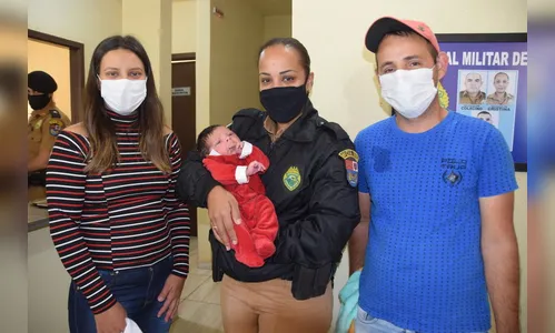 Família visita policial que ajudou a salvar bebê engasgado